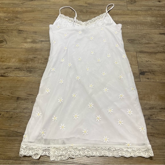 MOTEL Rocks Daisy Bodycon Dress in White Daisy Embroidered Mini Size M - Picture 4 of 12